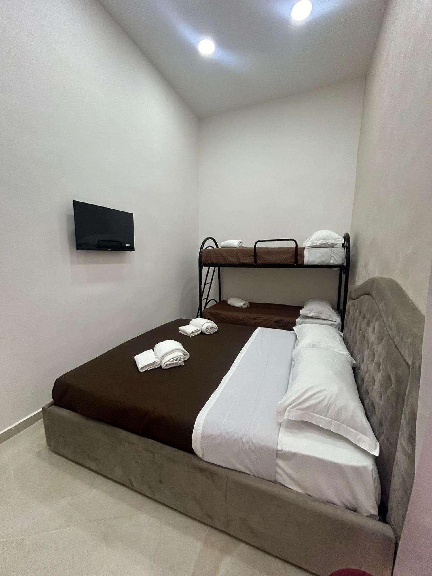 Luxury Rooms Carbonara 95 Naples Exterior photo